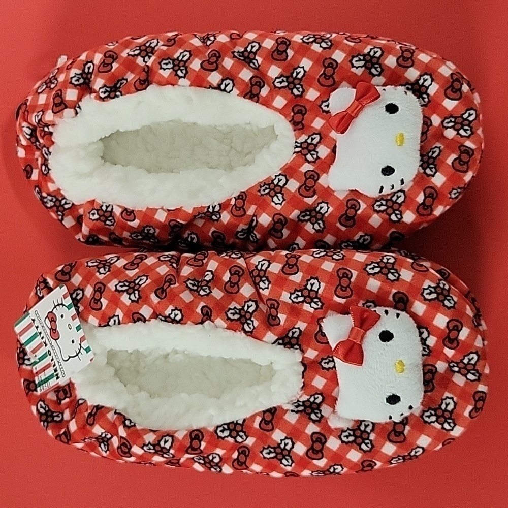 NWT Hello Kitty, Fuzzy Babba Slipper Socks, Size S/M, Fits Shoe Size 5.5 - 7.5
